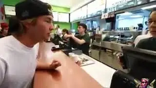 Guardate cosa fa questo ragazzo in questo McDonald's!