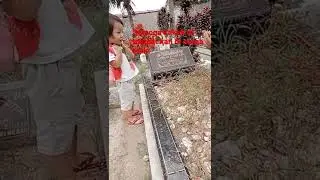 anak kecil ziarah ke makam kakeknya 