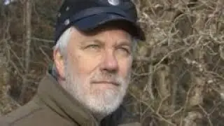 Бронированый экскаватор сравнял город с землей.