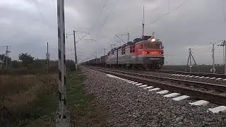 ВЛ80Т-2071 с грузовым поездом и приветливой бригадой