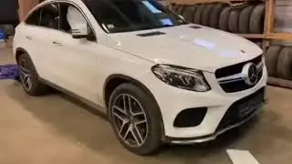 От взрыва колеса от фуры воздухом покоцало и повредило весь новый мерседес