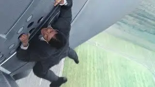 MI Rogue Nation, Ethan catches airplane
