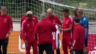 Een mooi gebaar! ️     Ajax poseert met een shirt voor Peter R  de Vries, die nog altijd k