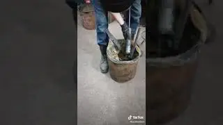 Набираем шприц солидолом