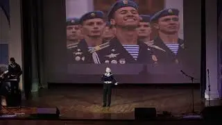 Когда серьезные мужчины улыбаются