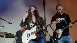 להקת 'הכל בגלל ג'ני' בהופעה  ב 'Pathephon rock room' שבראשון-לציון 21.05.23