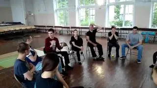 отрабатывают с режиссером Андреем Нартовым технику речи