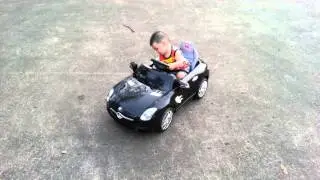頭搖尾擺  小孩開大車