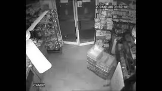Live video of Robbery at a shop.... bravery of owner saved everything at Ludhiana