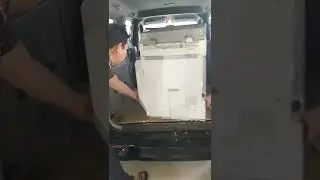 gotong royong menurunkan mesin fotocopy