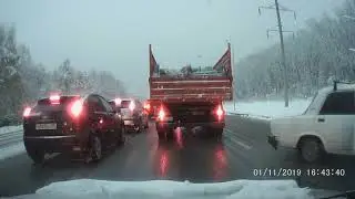 Внезапный снег . многие не переобулись .