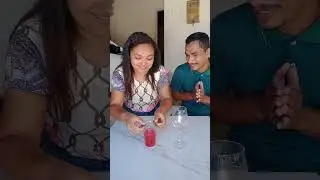 troque o suco,sem tocar no copo. 
