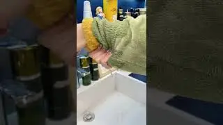 Waterproof wrist strap when washing your face
