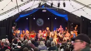 音乐节最后一天的晚间音乐会，小崔与Whare Flat Folk Festival管弦乐团