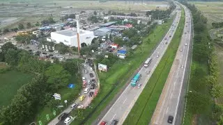 Arus Mudik Tol Cipali Rest Area 166 Majalengka - Jum'at, 21 April 2023 (Drone)