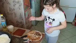 Полина, 9 лет,  жарит блины