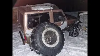 Отвалилось колесо у вездехода ночью на автозимнике...