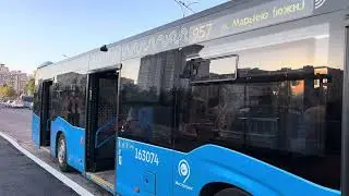 Автобус НефАЗ-5299-40-52 следует по маршруту 957 ”м. Марьино - м. Марьино(Южный Вход)”