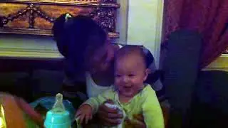 Tommy laughs om bouncing bottle