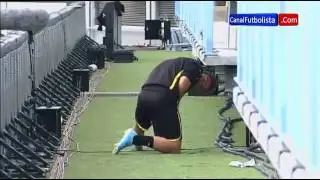 Jogador Mario Götze é pego Mijando em estádio La Rosaleda / Málaga Borussia Dortmund 2013