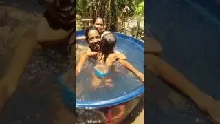 Banho na caixa d'água minha meninas
