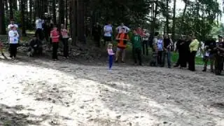 Маленькая девочка ни чего не стесняется