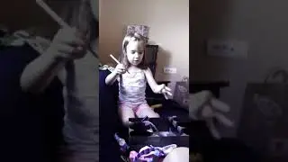 Tara pokazuje svoje snalice i gumice  😁