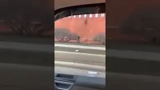 В центре Москвы неизвестный бросил в стену Кремля бутылку с зажигательной смесью.