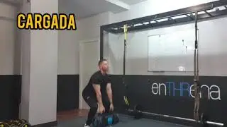 Cargada con saco