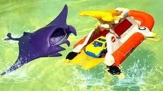🚤 Лодка, машинка и морской скат — водные приключения у бассейна! 🐠