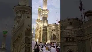 Namaz magrab kah waqt haram ma jamat kah intazar krty howa 