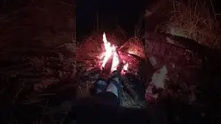 Разговоры у костра у реки.