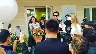 Певец Беркут, встречая жену жену из роддома, устроил настоящее шоу.