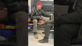 Спор алкашов в метро 😂😂😂