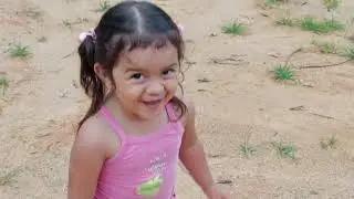 Ariella de 3 aninhos apresenta o sítio , e mostra família de jacu