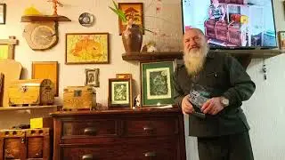 Подарки с выставки. Нижне-Шкафтинский сундук оценили художники Виктор Кобзев и Федор Конюхов.