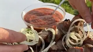 Шашлык на кефире с соусом из копчёных овощей