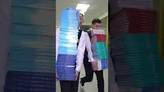 КТО БОЛЬШЕ ПРИНЕСЁТ УЧЕБНИКОВ Вернулись в ШКОЛУ на Один День Челлендж !
