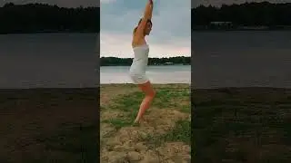 Девушка потрясно танцует на пляже под Руки Вверх 