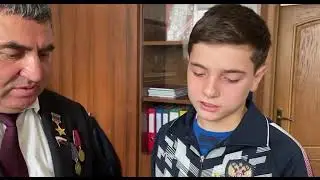 Депутат Госдумы Сагидпаша Умаханов наградил Ашахана Хазанатова из Кизилюрта знаком Имама Шамиля