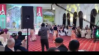 Рустам Азими бинед дар туй бо раккосахо чихел ракс карда суруд сароид дар н Ашт ш Шайдон шокировал.