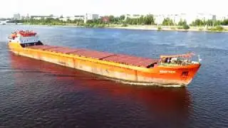 Сухогруз Колгуев проходит Северодвинский мост