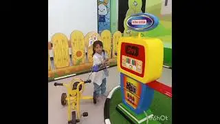 Arsynta Bermain di Playground