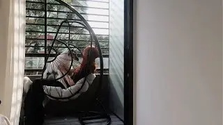 un sillón en el balcón
