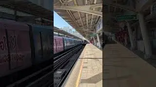 Наземное метро в Бангкоке. BTS Skytrain. Прибытие поезда. 