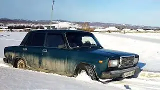 Ваз-2107. Поставил на колеса цепь и катаюсь по снегу. Без помощи Т-40 не обошлось.