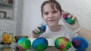 РАСКРАШИВАЕМ ЯЙЦА 🎨🖌️/мама в ролике🌷💗/Вауу как получилось😍😍/Сашок Пушок TV
