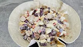 Салат крабовые палочки с фасолью и сухариками