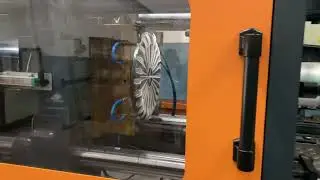 Spoon injection moulding machine