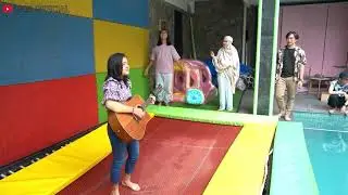 bulan sutena nyanyi terpesona sambil loncat